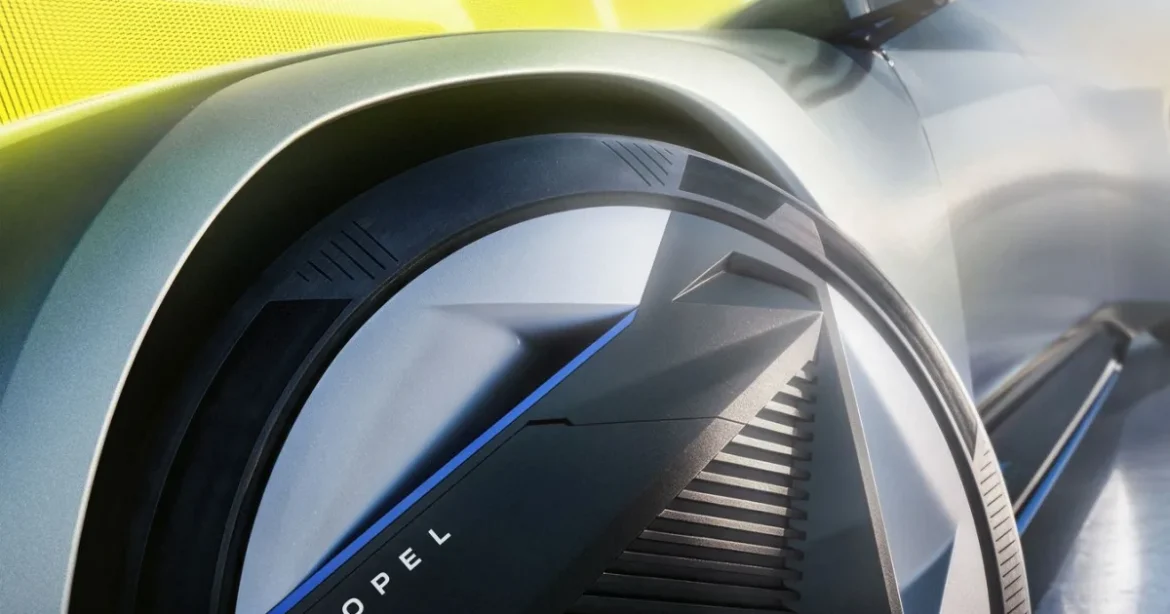 Az Opel úttörő kombinációs modellje debütál a Párizsi Autószalonon