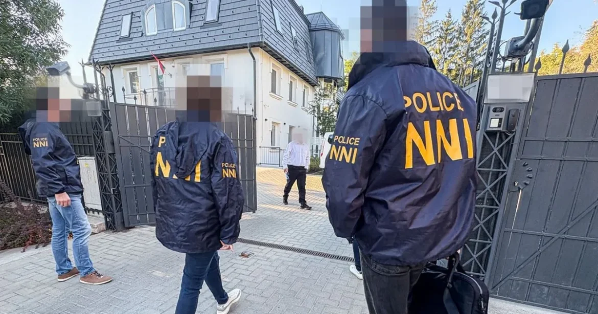 Egész napos razziát tartottak az Alapjogokért Központnál, több ezer oldalt átadtak