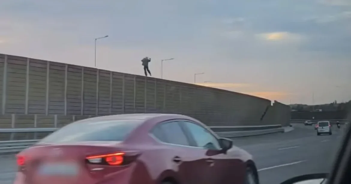 Hajmeresztő jelenet az M0-áson: a zajvédő falon sétált egy férfi – videó
