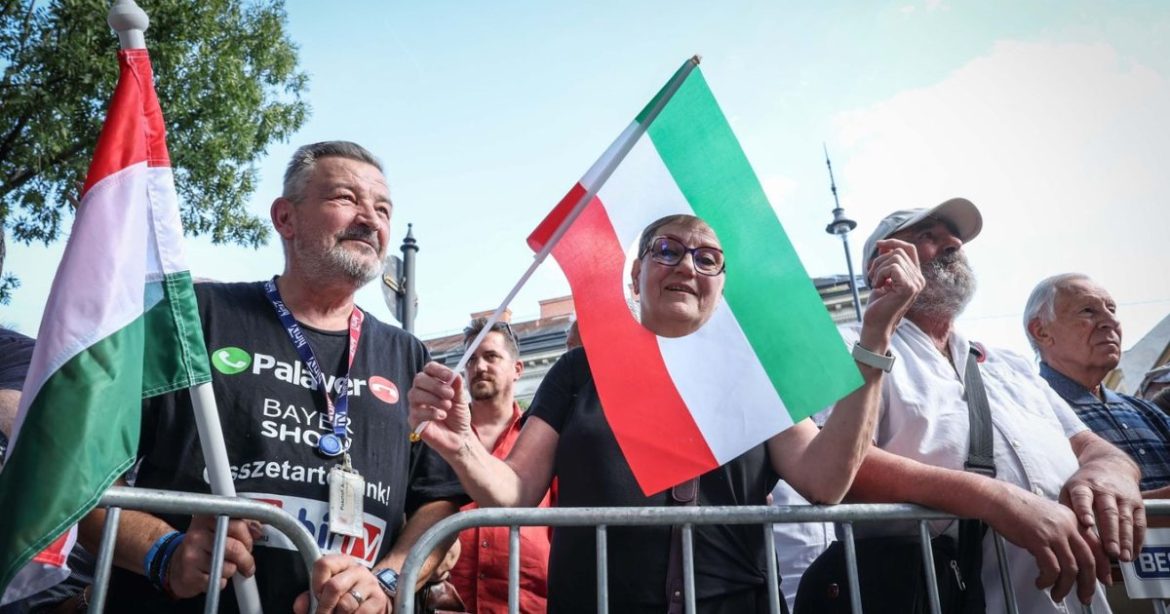 Hamarosan kezdődik a tüntetés a Terror Háza előtt, kövesse nálunk élőben