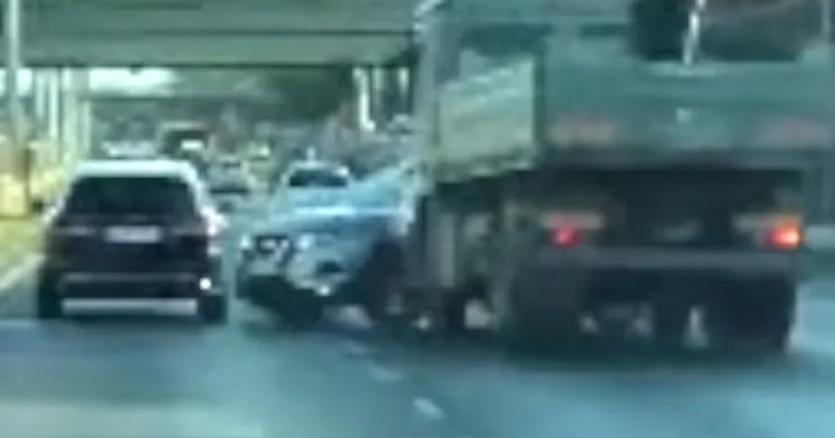 Kamion pördítette meg a Nissant az M3-as kivezetőjénél – videó