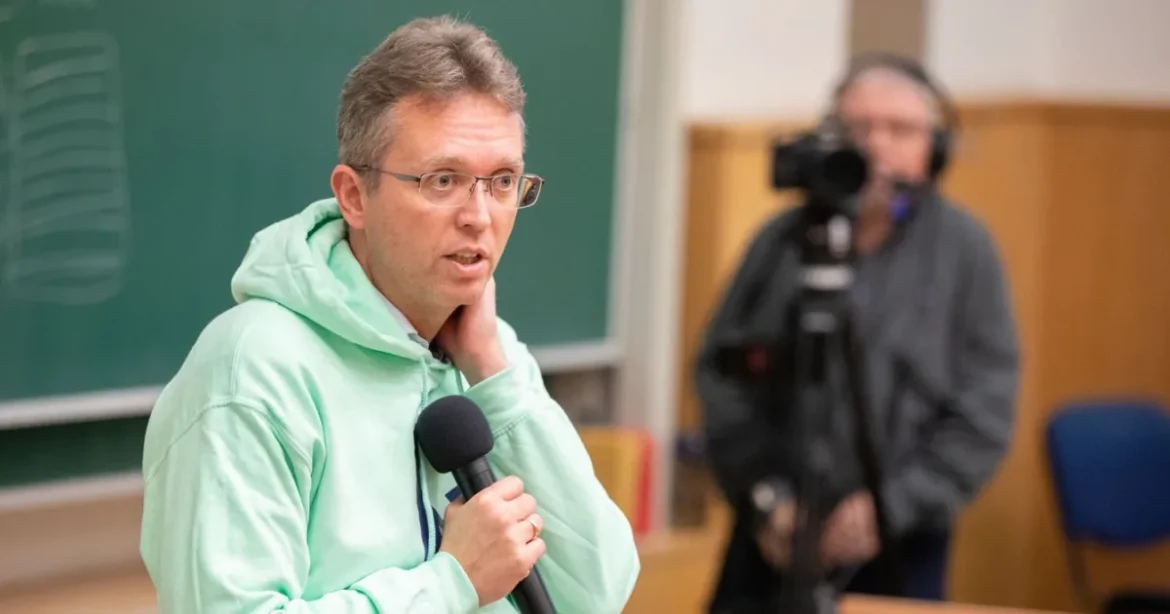 Rendőrök várnak a Országház mélygarázsában Forsthoffer Ágnes engedélyére
