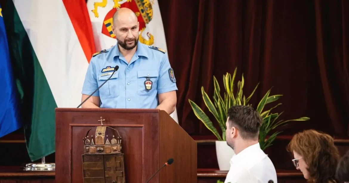 Rendőrségi munkatárs nevezte sikítozó kékharisnyának az újságírót