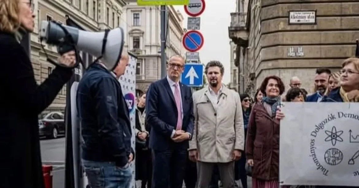 Átverték a dolgozókat: hiába a béremelés, tüntetés a Miniszterelnökség előtt