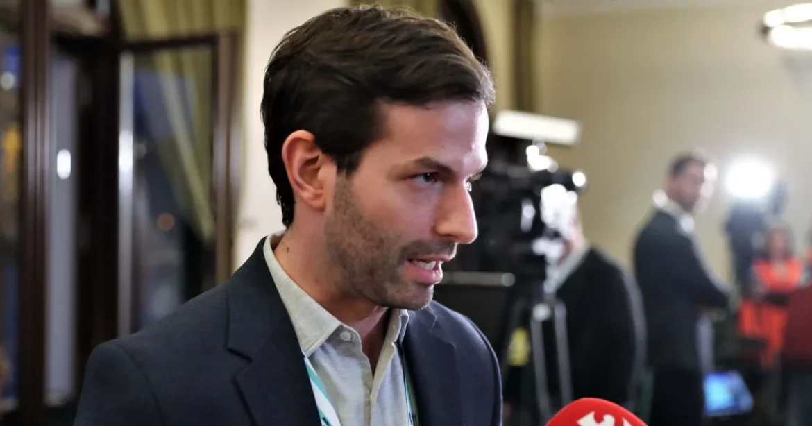 Fekete Győr András máris támogatást kér híveitől