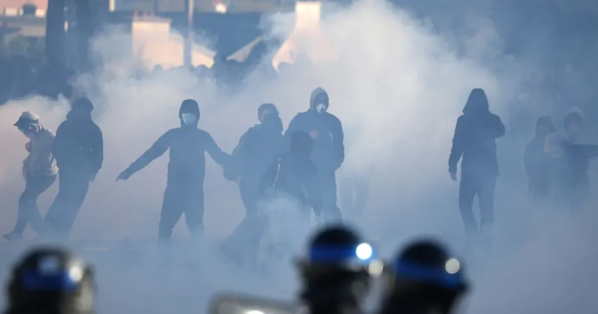Francia diáktüntetések: ötezer előállítás, égő buszok, könnygáz