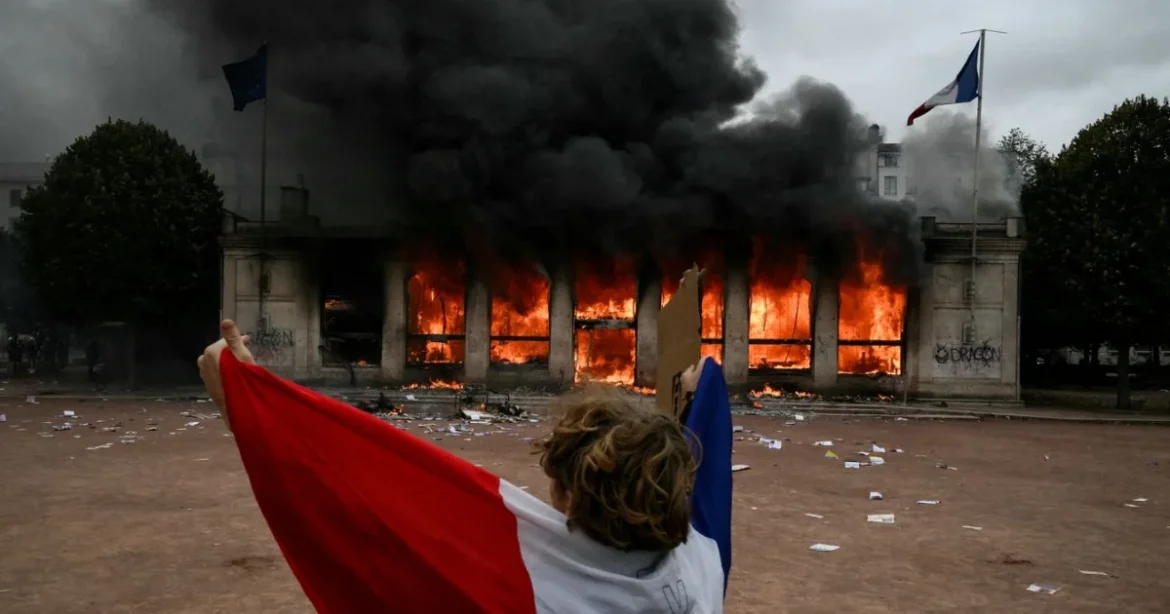 Francia fiatalok gyújtogatnak és középületekbe törnek be