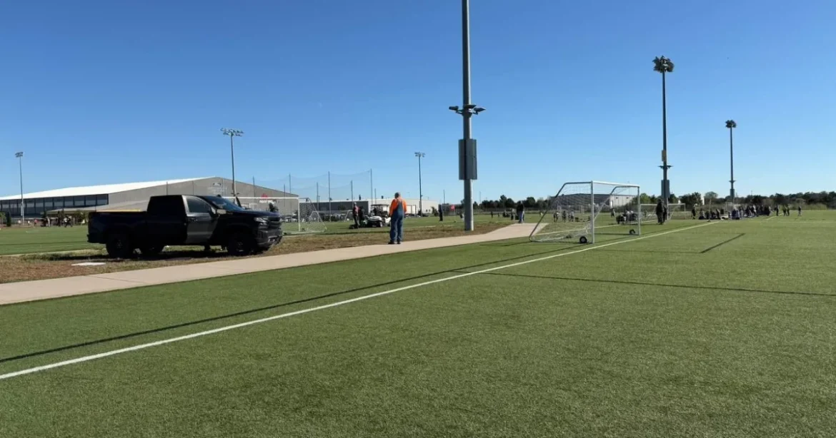 Két halálos áldozata van a futballpályára hajtó autónak
