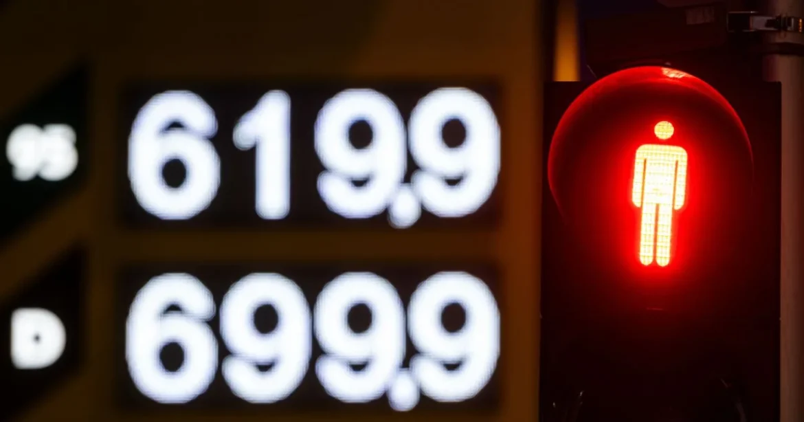 Lépni kell az üzemanyagárak ügyében, mert csak nyerészkednek rajta Magyar Péterék