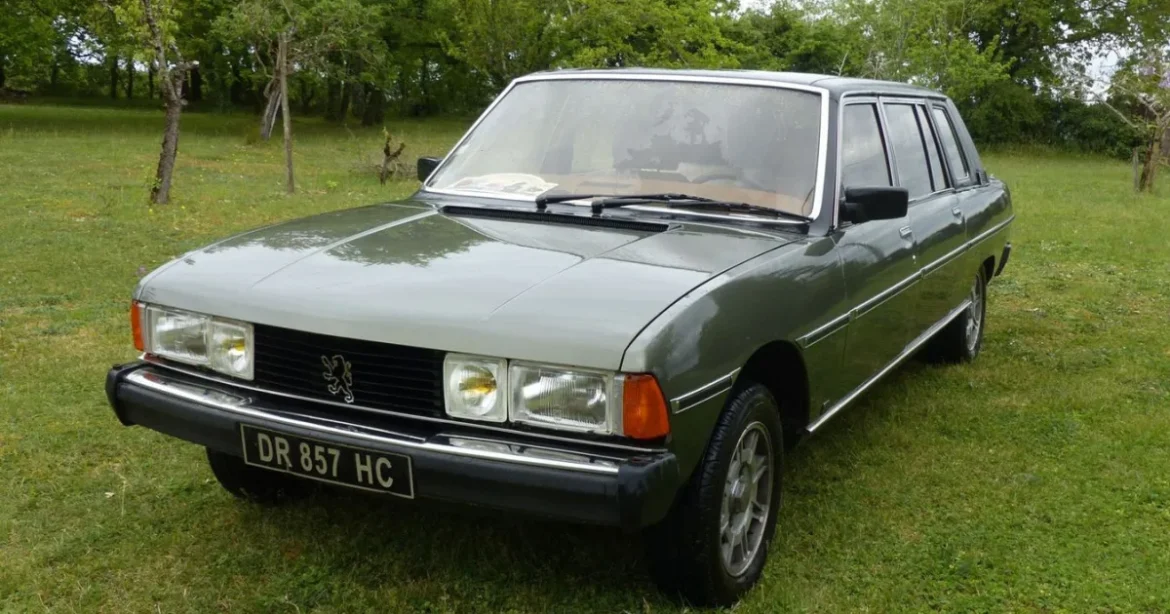 Luxusautót faragtak egy Peugeot-ból, és nem akárki utazott benne