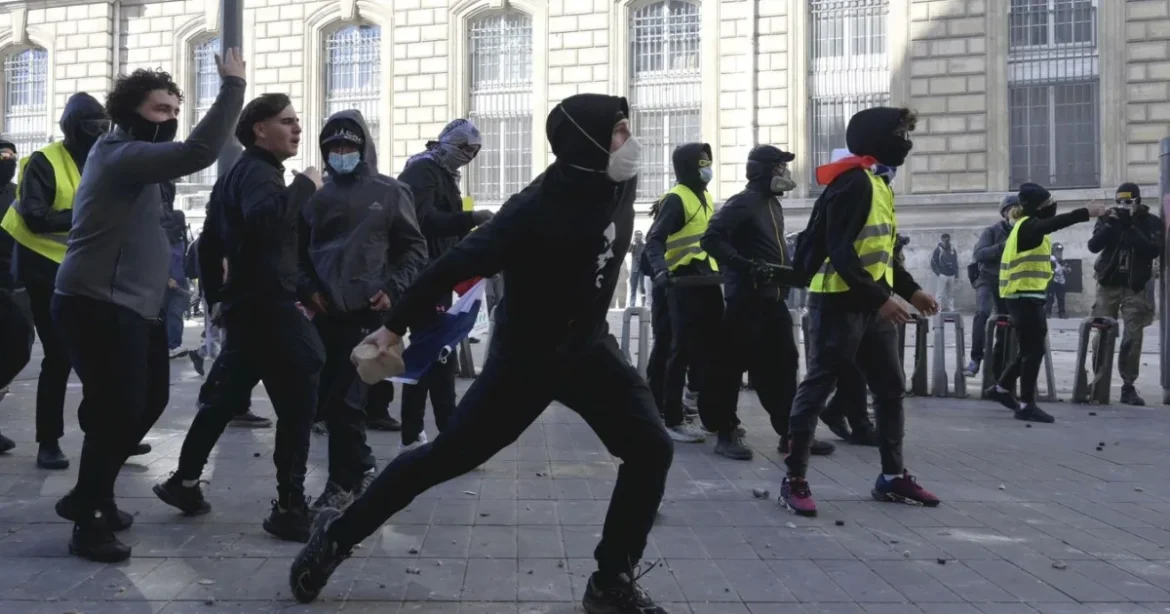 Macron külföldre távozott, maga mögött hagyva a romokban álló francia városokat