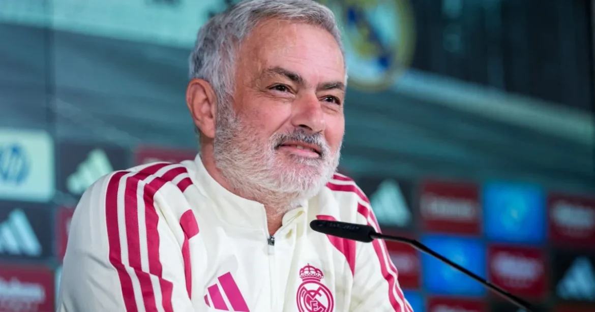 Mourinho üzent a bírónak a Barcelona elleni háború előtt