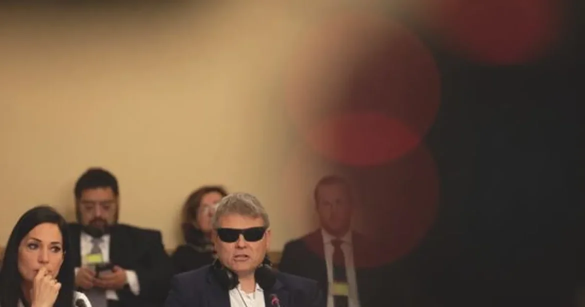 Nyaksállal takarták el arcukat a NAV-osok Hankó Balázs őrizetbe vételekor