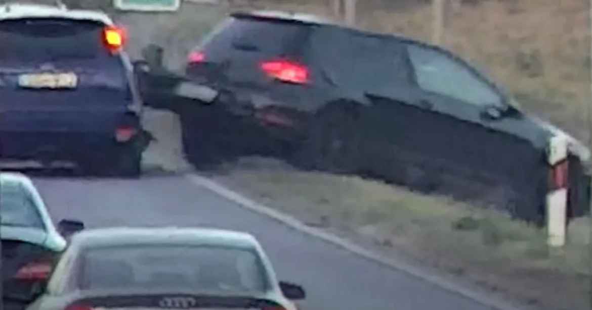 Vakon követett egy autóst az M3-ason, árokban végezte
