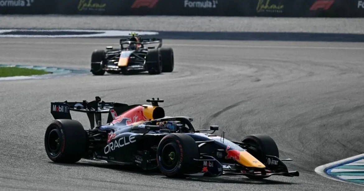 Verstappen és Hamilton az első sorban, a harmadik helyezett büntetést kapott